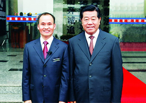 中共中央政治局常委、政協(xié)主席賈慶林與董事長(zhǎng)徐頂峰親切合影