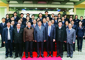 2004年12月19日中共中央政治局常委、全國(guó)政協(xié)主席賈慶林在省委書記 郭金龍、省長(zhǎng)王金山等領(lǐng)導(dǎo)的陪同下來(lái)到新亞特視察指導(dǎo)并合影留戀